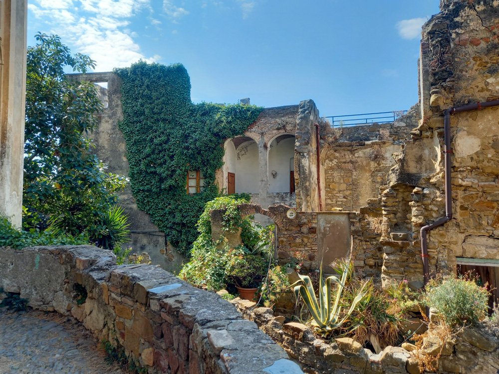 Ruderi di Bussana Vecchia, il borgo ligure degli artisti