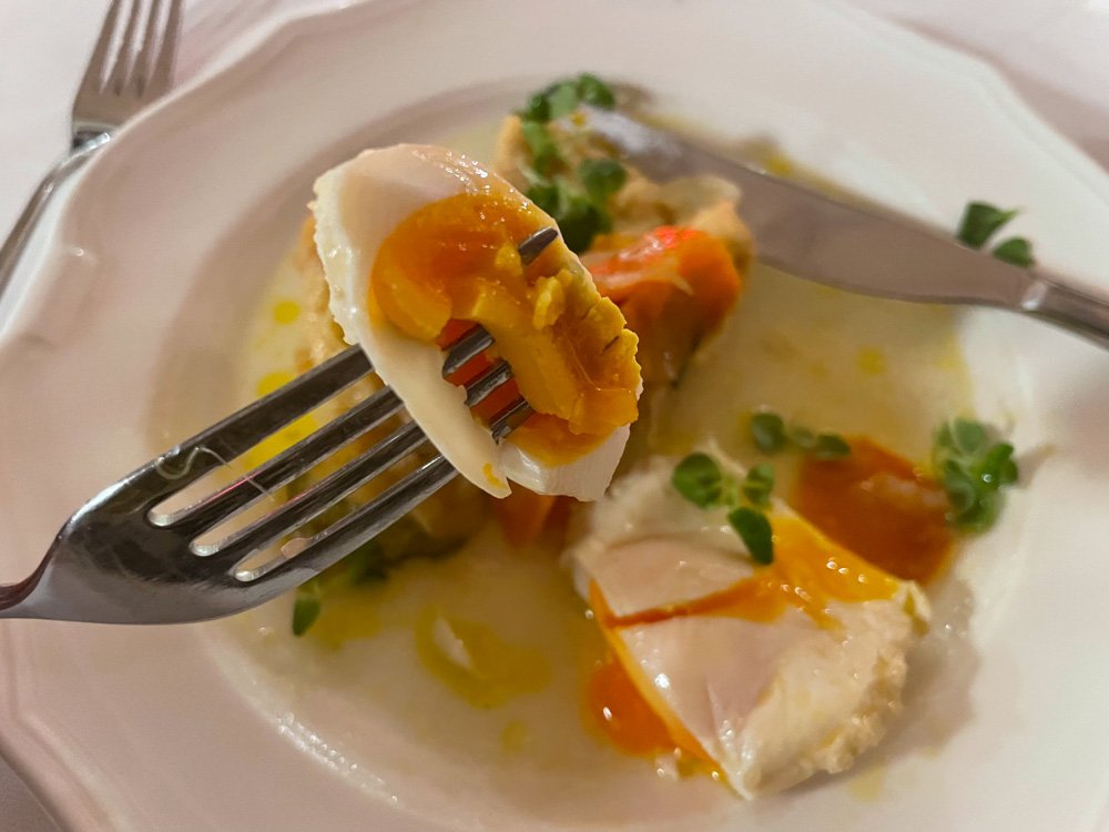 Uovo in carpione con ricetta del libro Beata o dannata? La Divina Commedia è servita di Trenta Editore