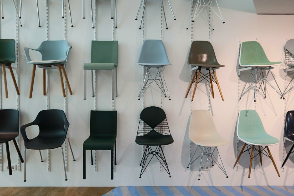 Sedie esposte al VitraHaus del Vitra Campus di Weil am Rhein in Germania