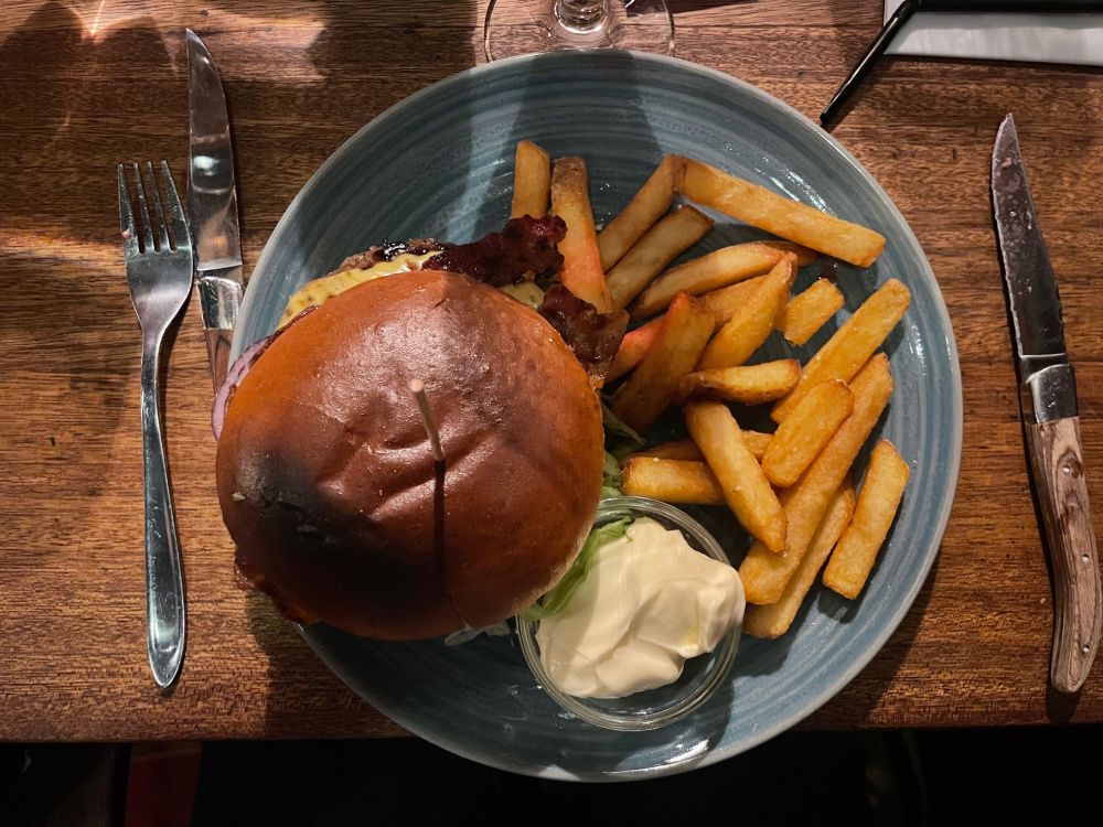 Hamburger con patatine servito al Rio Bravo, pub di ispirazione cow boy con cucina e birre danesi