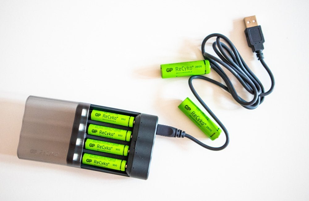 Caricabatterie e power bank di emergenza GP Battery