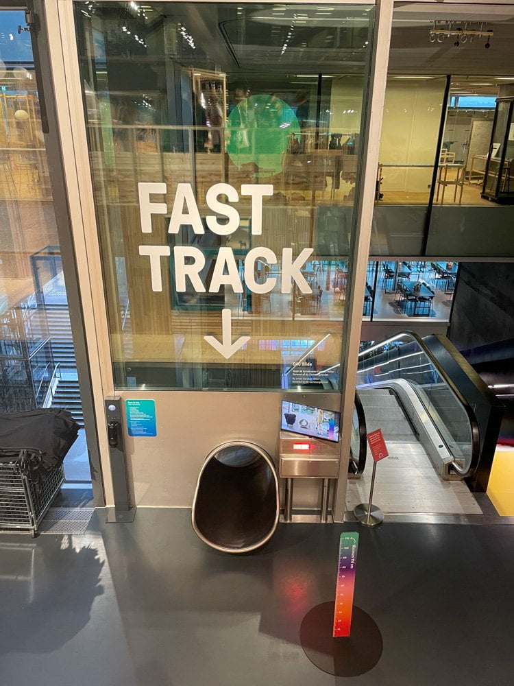 Lo scivolo gigante alto quattro piani DAC Slide del Danish Architecture Centre di Copenaghen