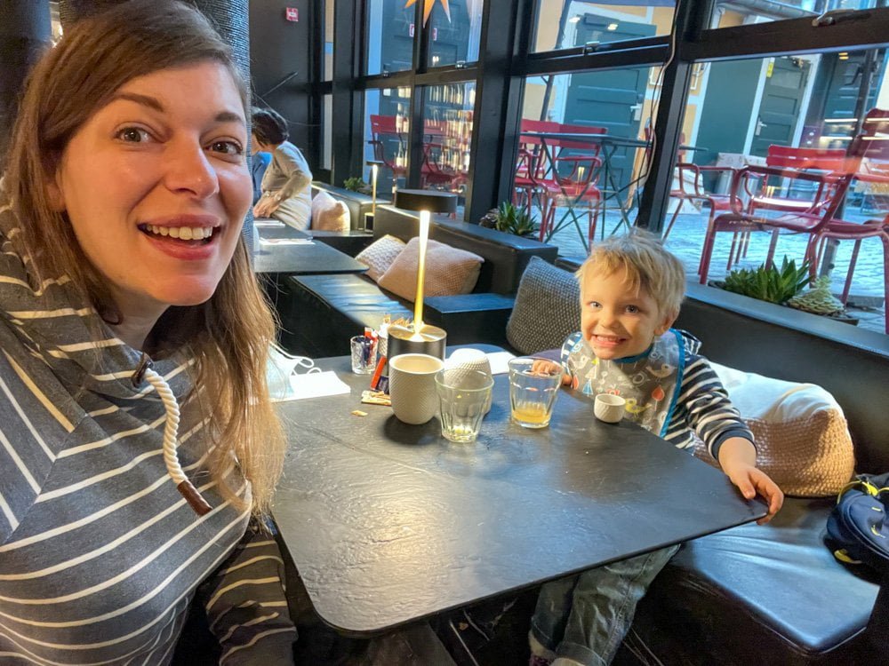 Paola Bertoni e bimbo nella sala colazione del Danmark Brøchner di Copenaghen