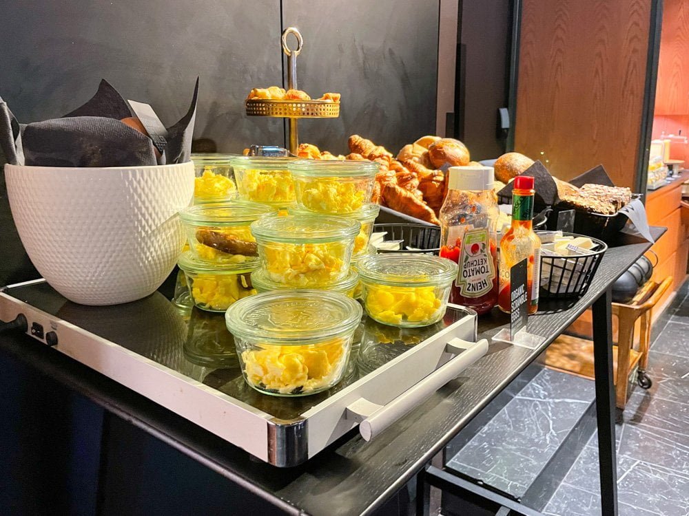 Le monoporzioni di uova nel buffet di colazione del Danmark Brøchner di Copenaghen
