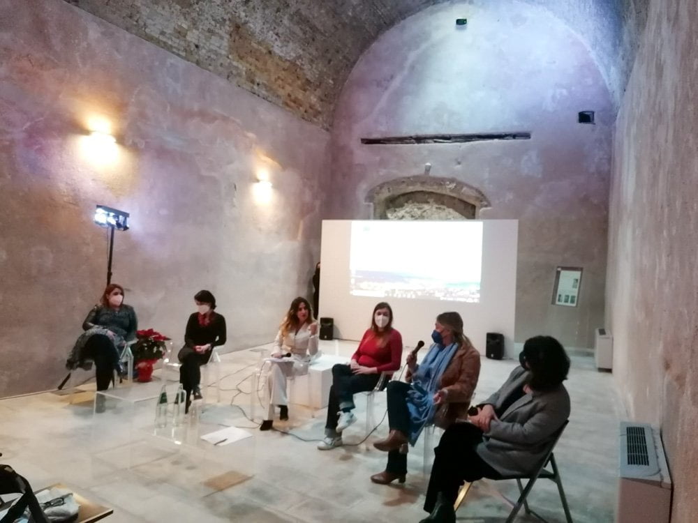 Intervento degli esperti di social media alla conferenza stampa del Tour Kal. Da sinistra: Antonella Manca regional manager di Igers Umbria, Bruna Picchi blogger di Il mondo di Athena, la presentatrice dell'evento, Paola Bertoni blogger di Pasta Pizza Scones e fondatrice Travel Blogger Italiane, Elsa Pascalis giornalista di Bell'Italia, Valentina Ragazzo influencer per la promozione di Cagliari