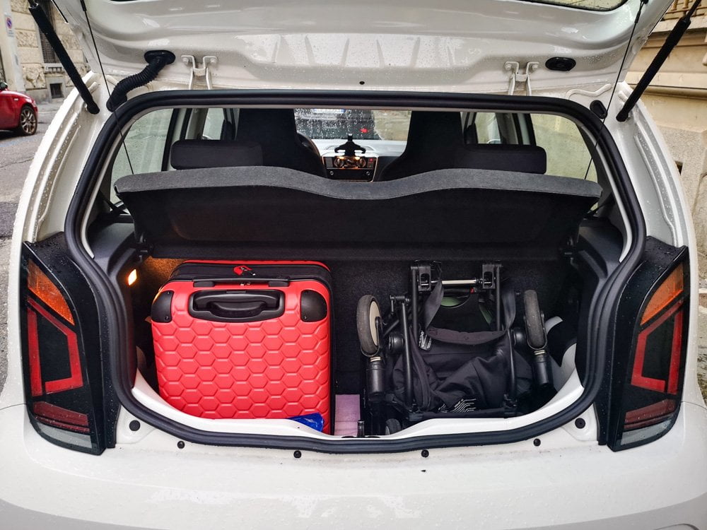 Il bagagliaio della mia auto Volkswagen Up! con valigia e passeggino incastrati alla perfezione