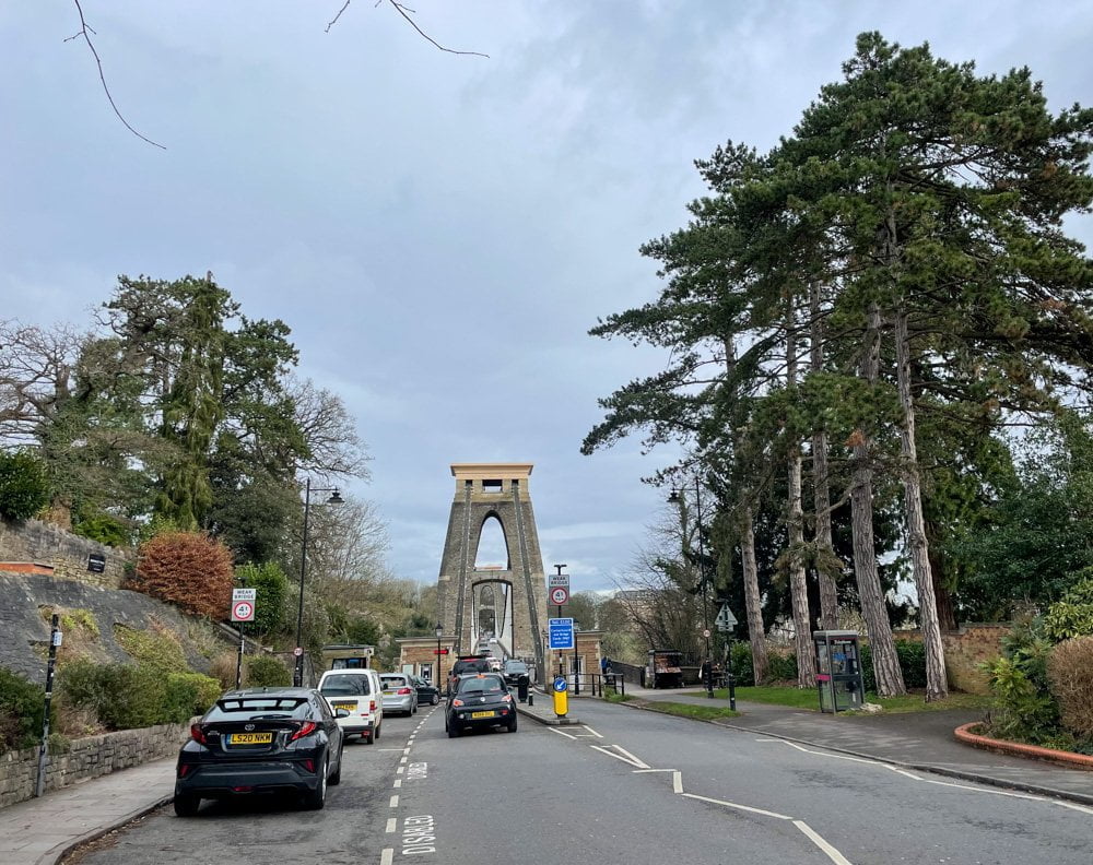 Auto che attraversano il ponte sospeso di Clifton a Bristol