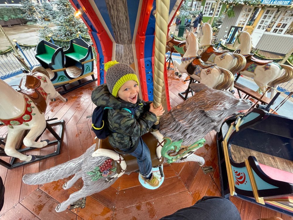 Il baby blogger, bimbo di Paola Bertoni, sul cavallo in una delle giostre carosello del Tivoli Gardens di Copenaghen