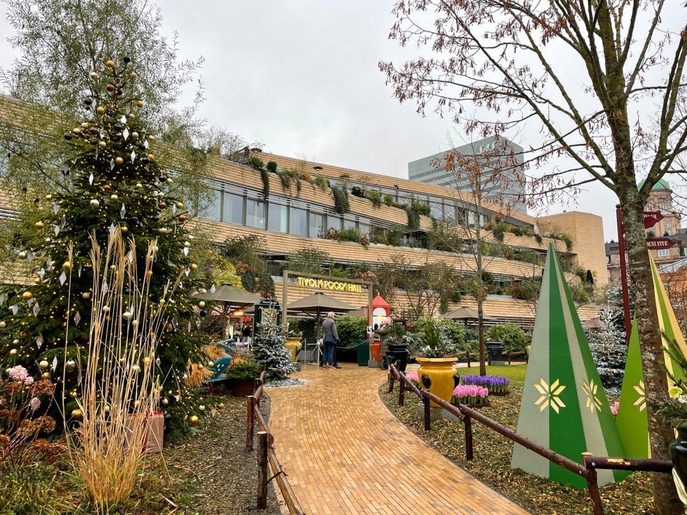 Ingresso del Tivoli Food Hall dalla parte del parco