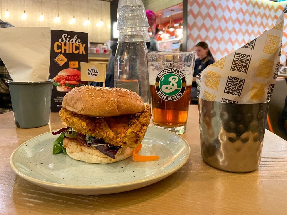 Cena con hamburger gourmet, birra e patatine nel ristorante Gourmet Burger Kitchen nel centro commerciale Cabot Circus a Bristol