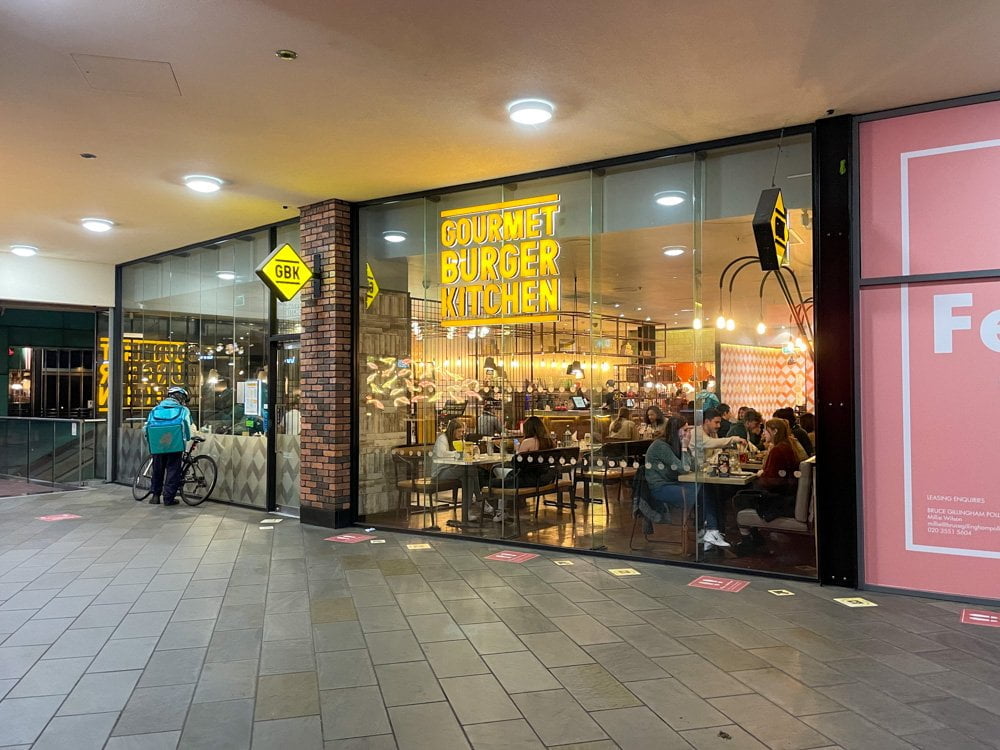 L'esterno del ristorante Gourmet Burger Kitchen nel centro commerciale Cabot Circus a Bristol