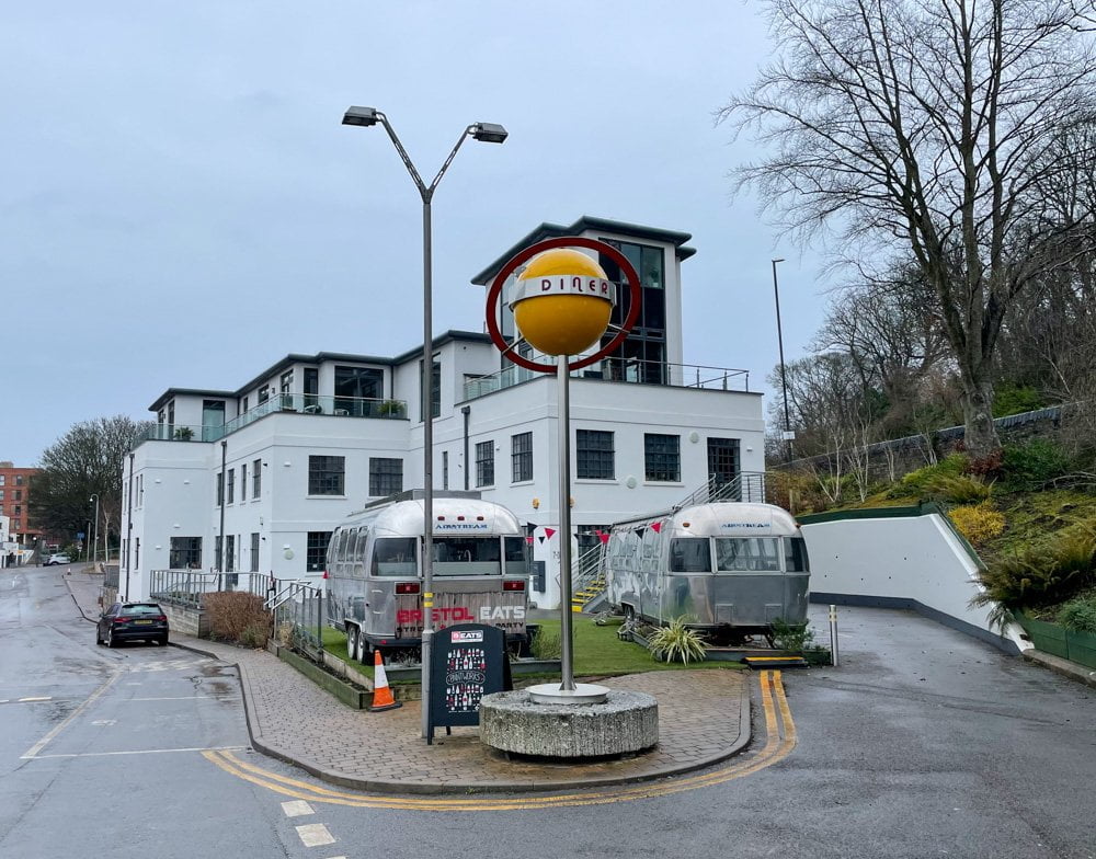 Ristorante in stile diner negli airstream caravan nel quartiere Paintworks di Bristol