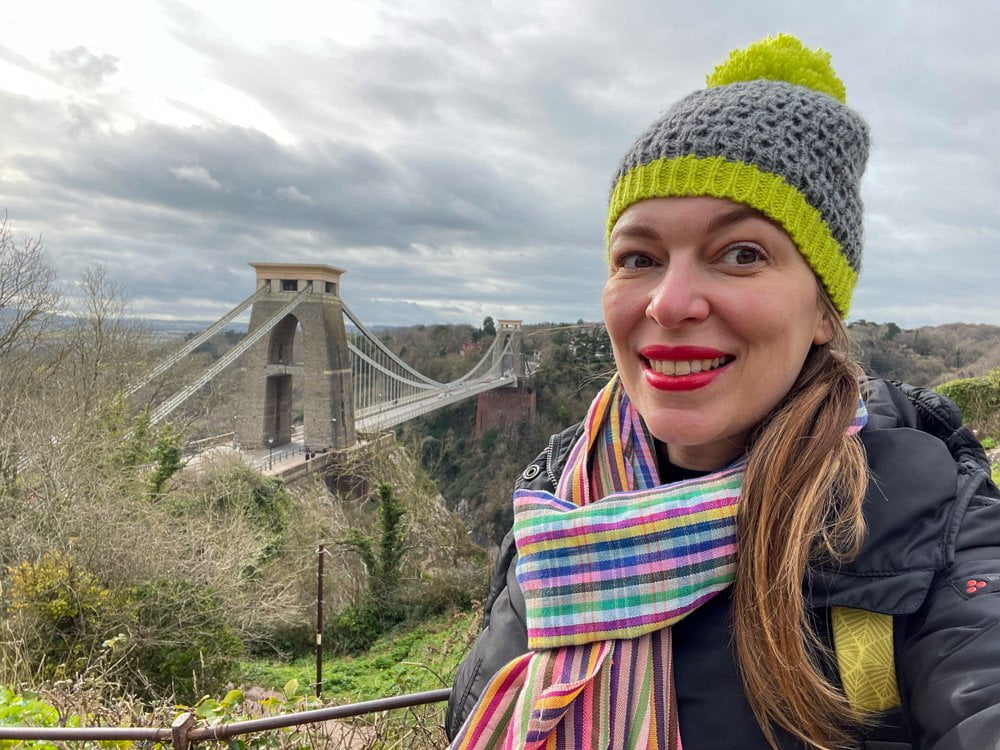 Paola Bertoni di fronte al Clifton Suspension Bridge di Bristol