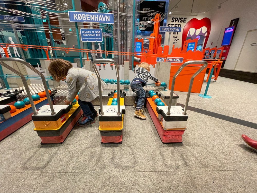 Figlio di Paola Bertoni gioca nell'allestimento sul porto di Experimentarium, il museo scientifico di Copenaghen