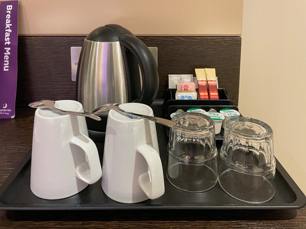 L'angolo per preparare tè e caffè nella mia camera al Premier Inn Bristol City Centre a Bristol