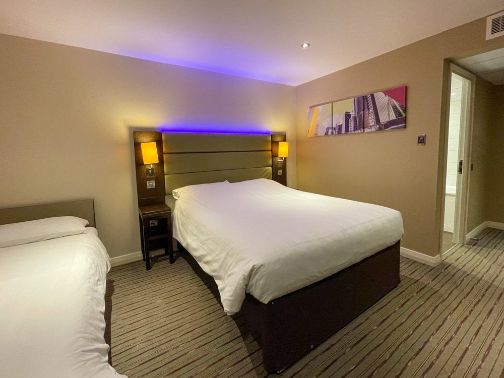 Il letto matrimoniale della mia camera al Premier Inn Bristol City Centre a Bristol