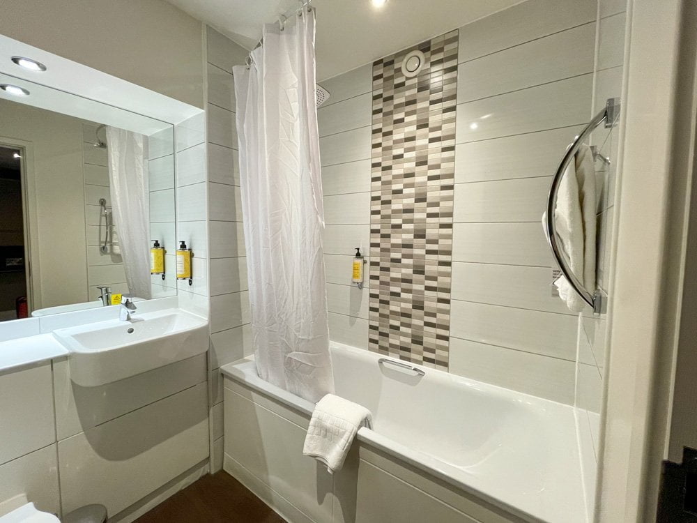 Il bagno della mia camera al Premier Inn Bristol City Centre a Bristol