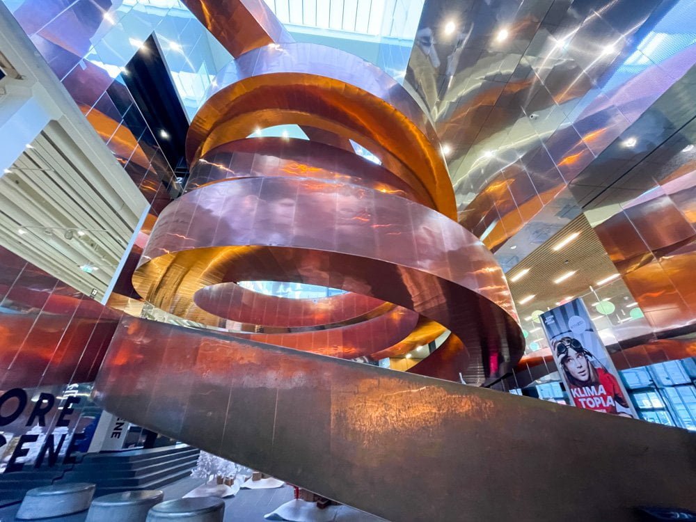 La scala elicoidale di rame che collega gli spazi espositivi di Experimentarium, il museo scientifico di Copenaghen