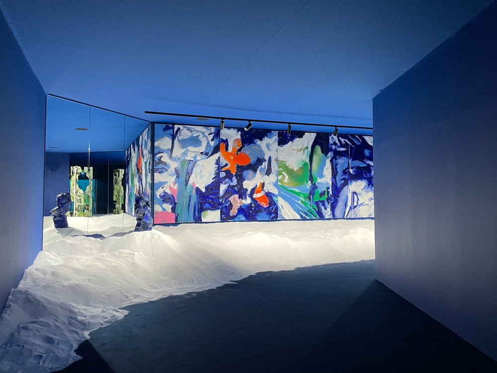 Installazione Cueva de Copal dell'artista Donna Huanca alla galleria Arnolfini di Bristol