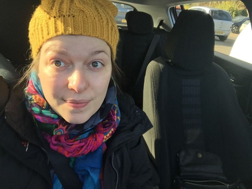 Paola Bertoni su auto a noleggio in Inghilterra