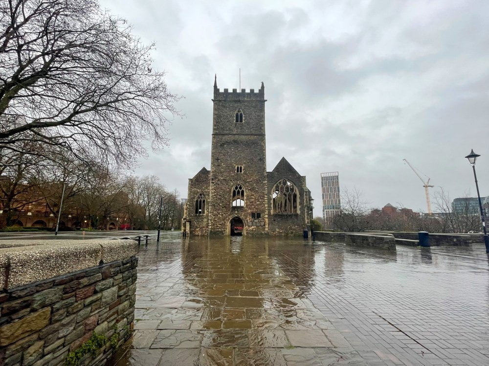 La chiesa diroccata di St Peter nel parco Castle Park a Bristol