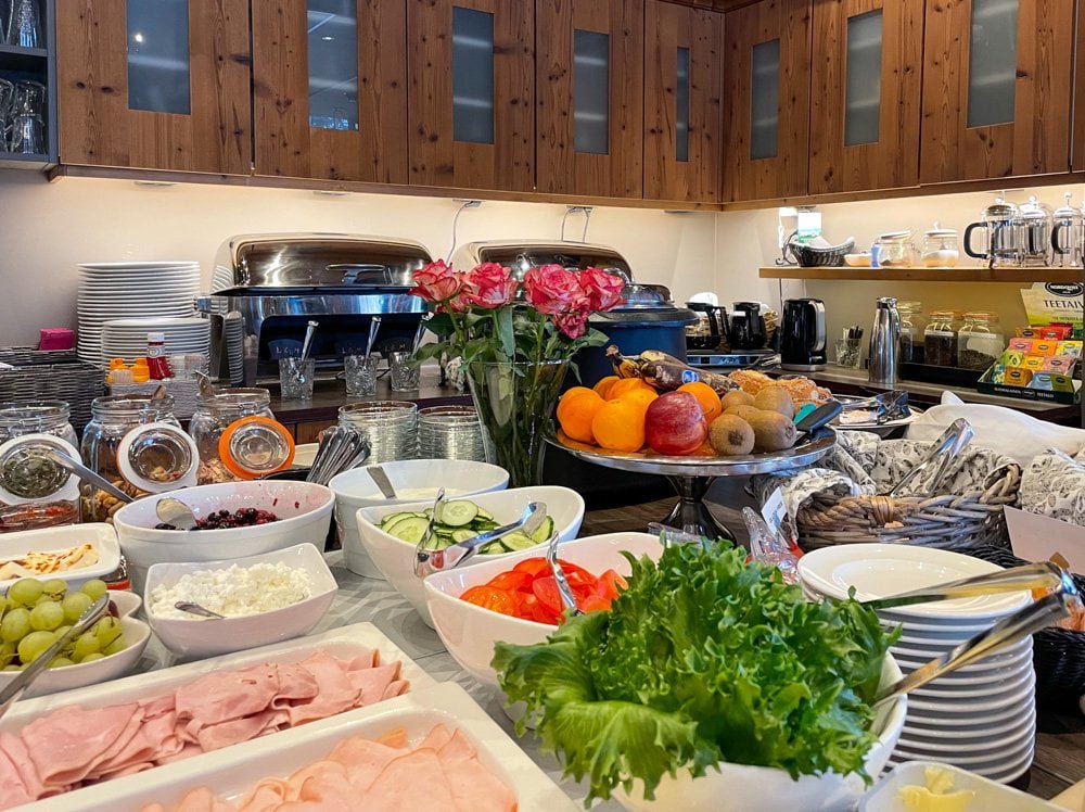 Il buffet di colazione dell'hotel Vuokatin Aateli a Vuokatti