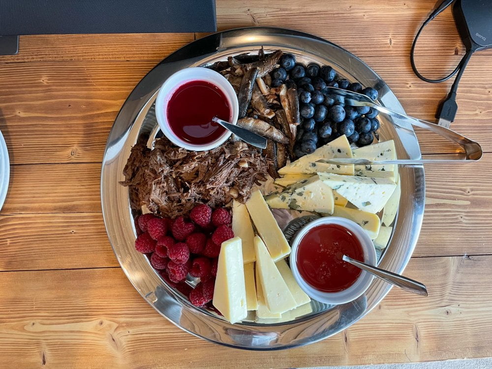 Il buffet della lounge dell'hotel Vuokatin Aateli a Vuokatti