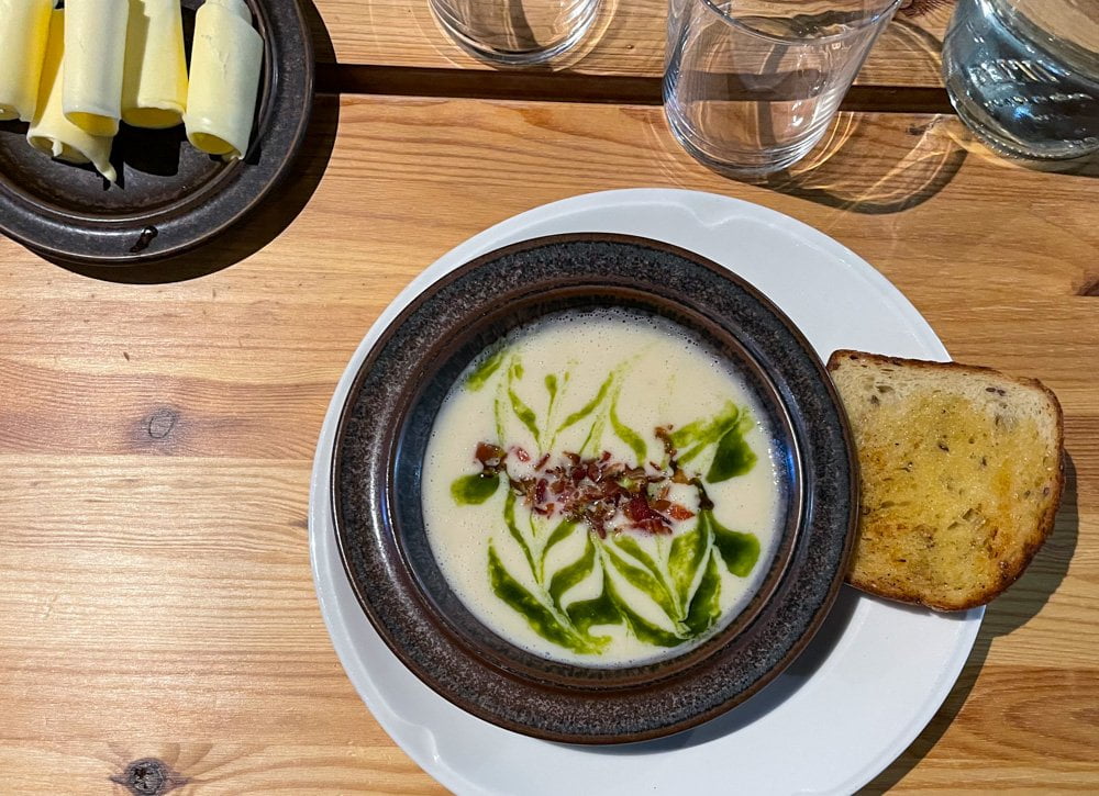 Zuppa ai funghi con crostino di pane e burro all'Haapala Brewery di Vuokatti, Finlandia