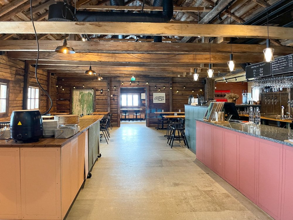 Interno dell'Haapala Brewery di Vuokatti, Finlandia