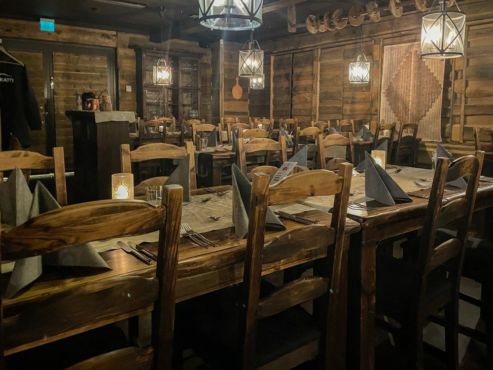 Interno del ristorante Kippo a Vuokatti, Finlandia