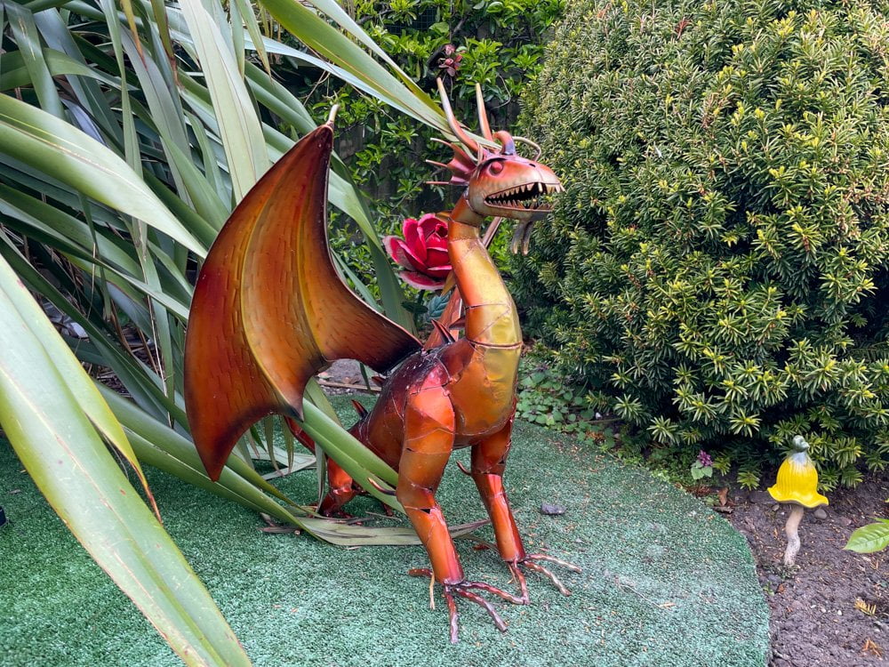Un drago di Merrivalia Mythical Fantasy Land del Merrivale Model Village di Great Yarmouth