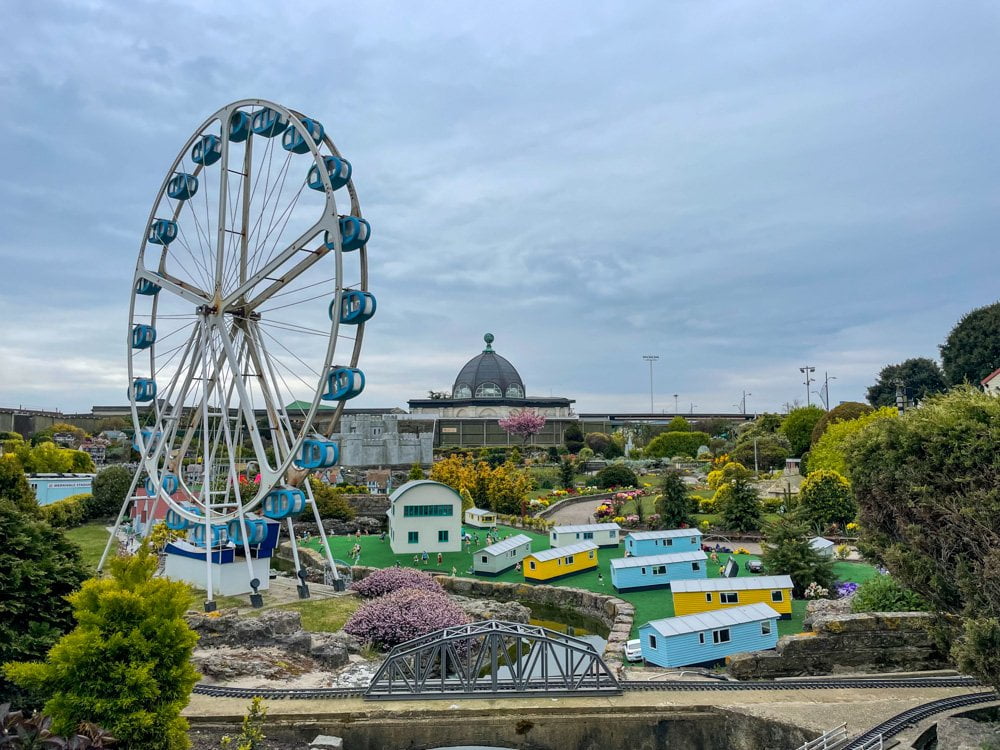 Il villaggio vacanze con la ruota panoramica del Merrivale Model Village di Great Yarmouth