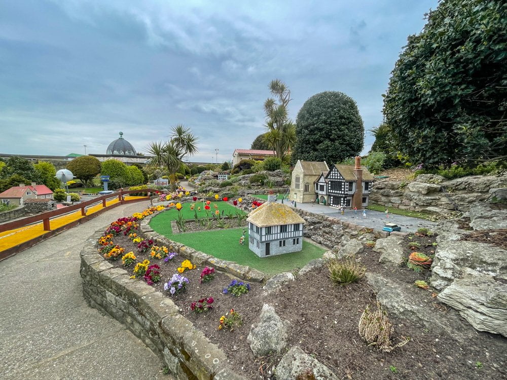 Un vialetto del Merrivale Model Village di Great Yarmouth
