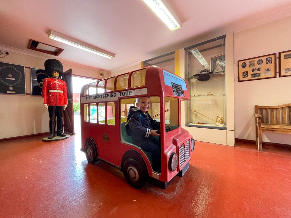 Il baby blogger alla guida di un bus double decker londinese nell'allestimento The Crown Jewels del Merrivale Model Village di Great Yarmouth