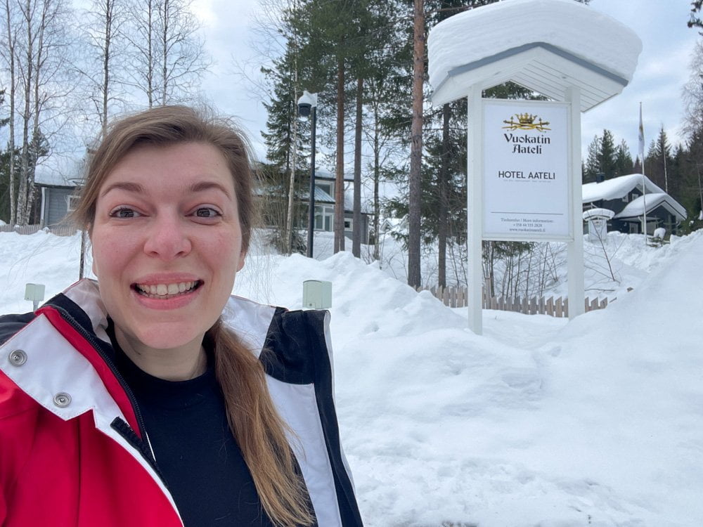 Paola Bertoni davanti all'ingresso dell'hotel Vuokatin Aateli a Vuokatti