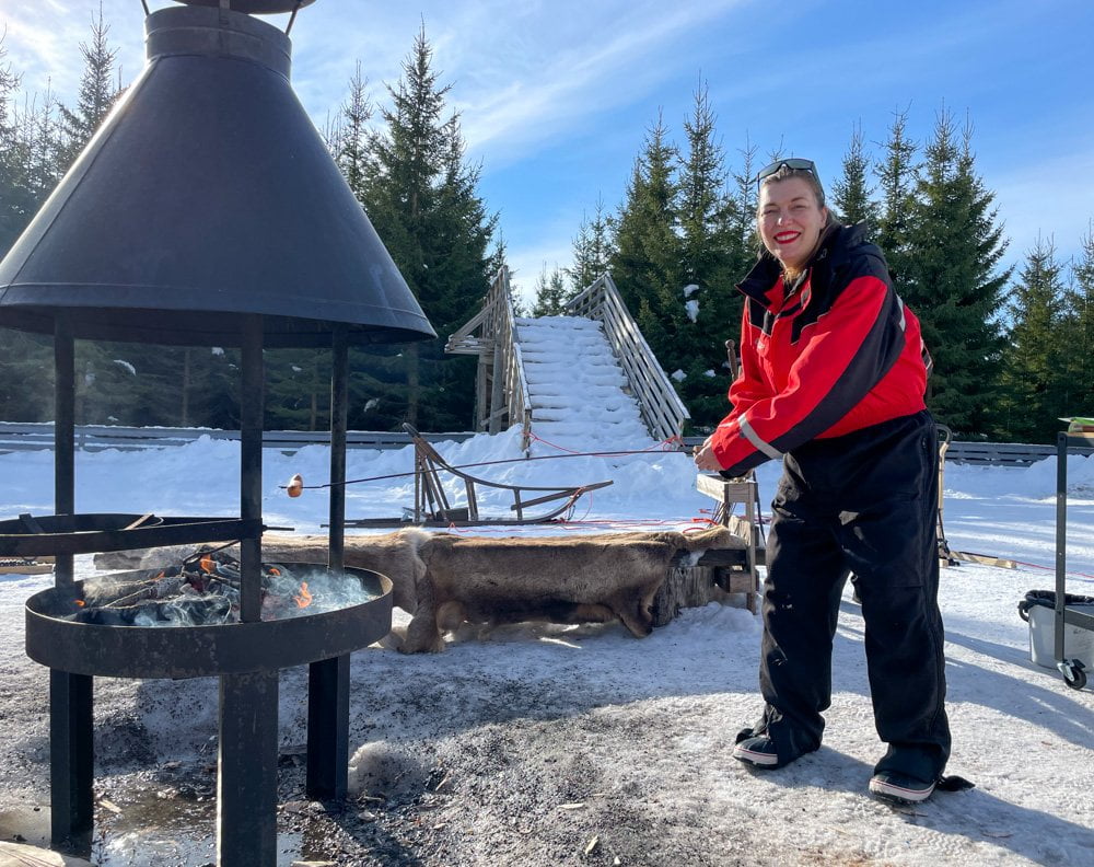 Paola Bertoni alla griglia a Vuokatti, Finlandia, dopo l'escursione con gli husky di Vuokatti Safaris