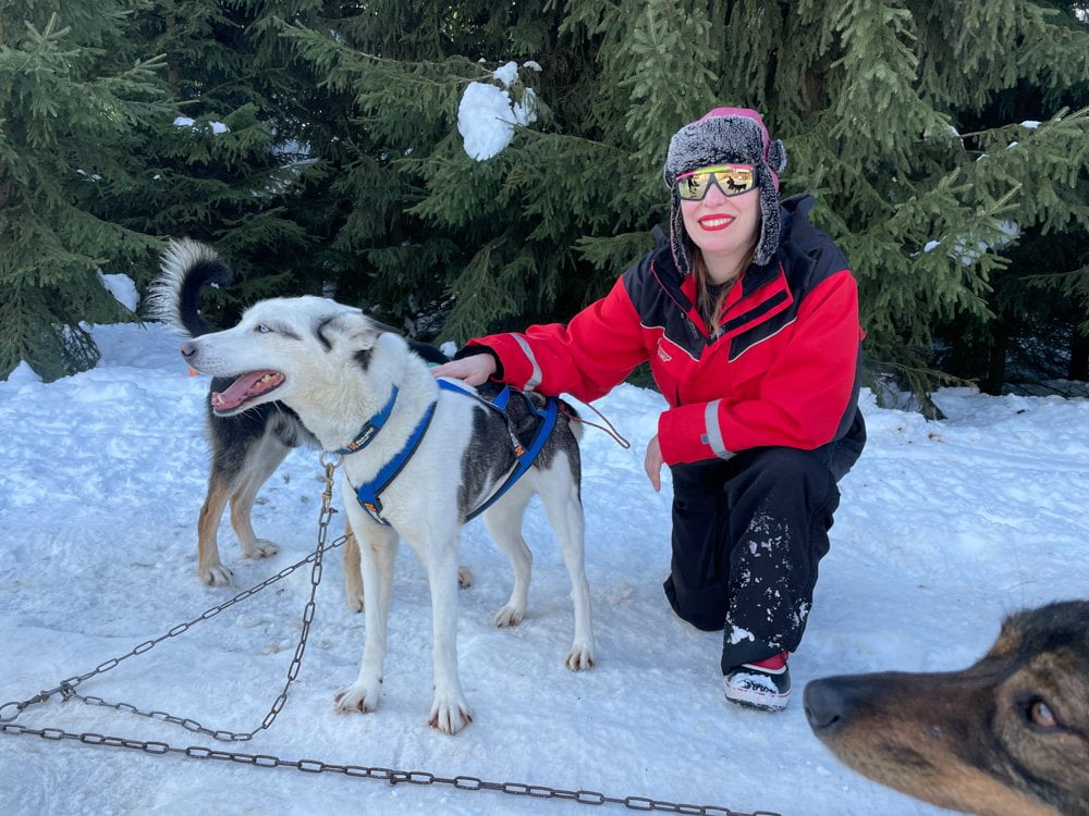 Paola Bertoni con gli husky addestrati per sleddog di Vuokatti Safaris