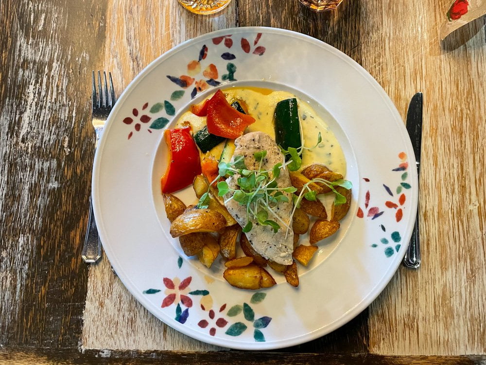 Pesce e verdure al ristorante Amarillo di Vuokatti, Finalndia