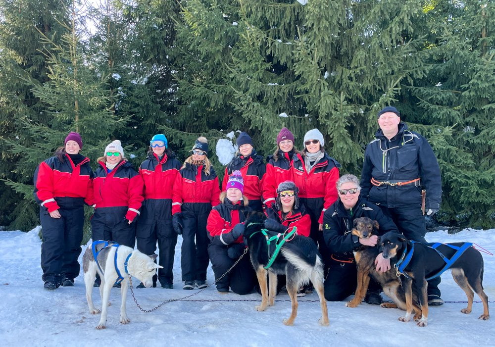 Foto di gruppo delle Travel Blogger Italiane dopo l'escursione con gli husky di Vuokatti Safaris in Finlandia
