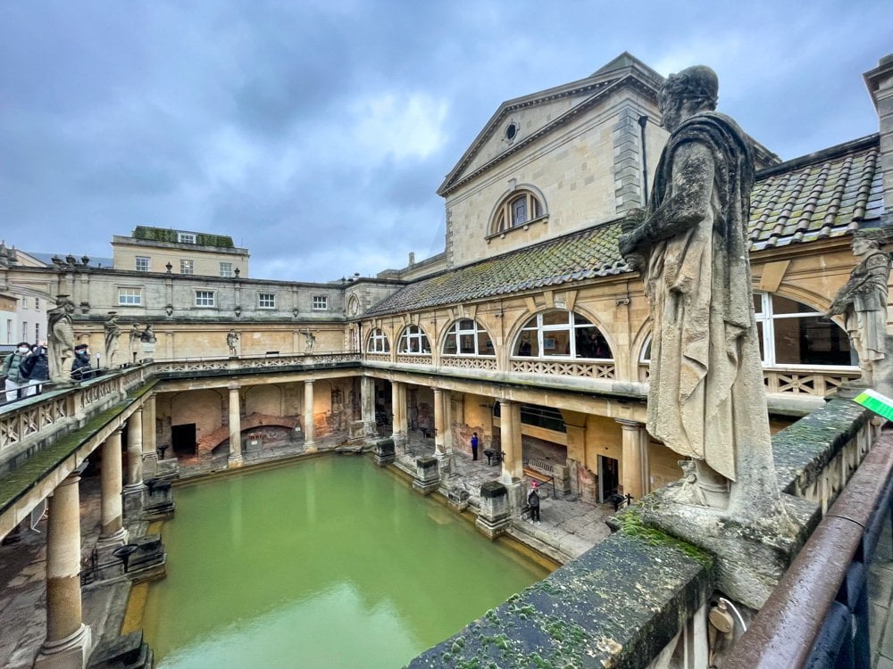 Una delle statue delle Terme Romane di Bath rivolta alla principale vasca di acqua termale