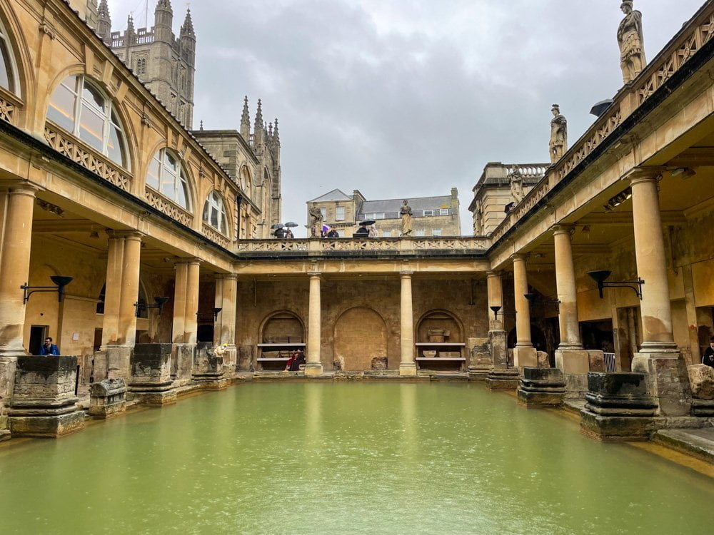 La principale vasca d'acqua calda dei Roman Baths