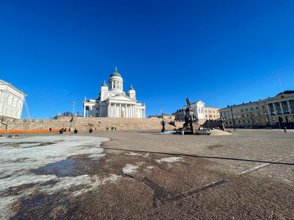 La Cattedrale luterana di Helsinki al centro della Piazza del Senato