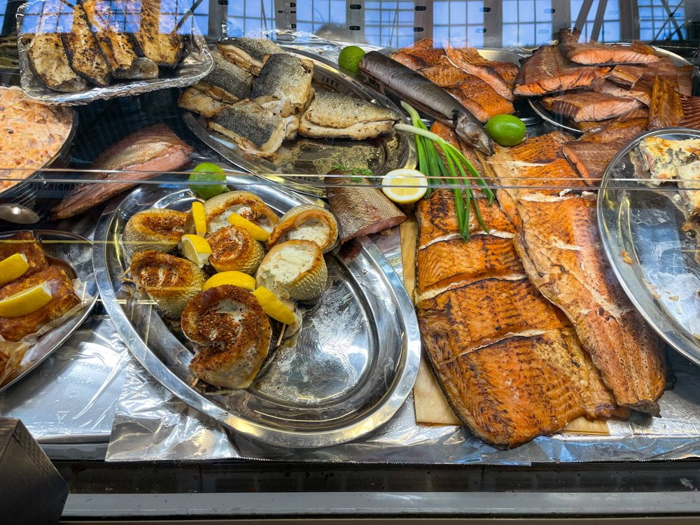 Gastronomia finlandese in un banco del mercato coperto di Helsinki