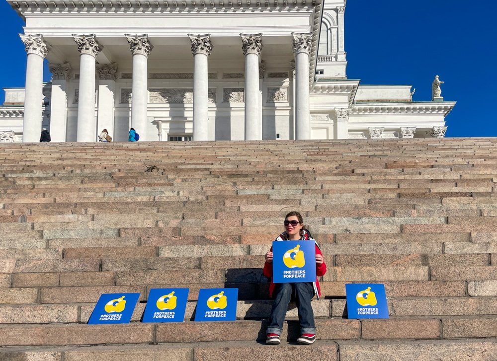 Paola Bertoni a Helsinki, con cartello #mothersforpeace contro l'invasione russa in Ucraina