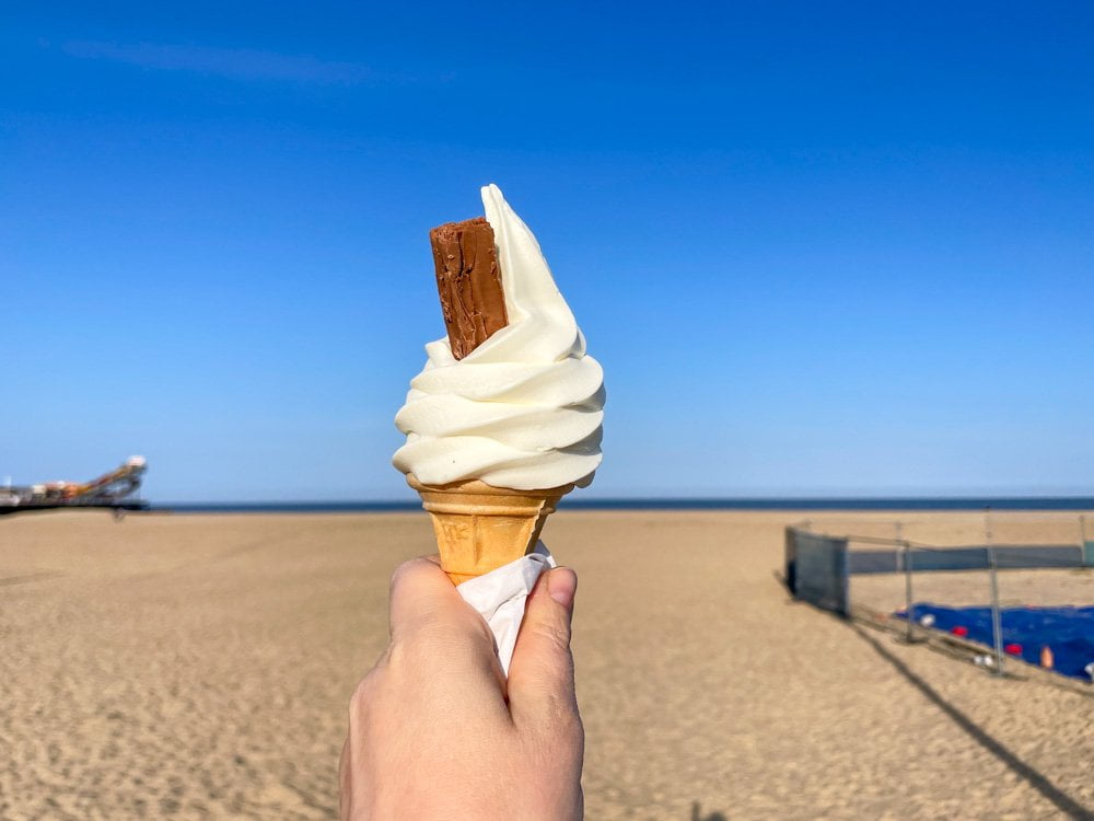 Gelato 99 con cioccolato Flake sulla spiaggia di Great Yarmouth