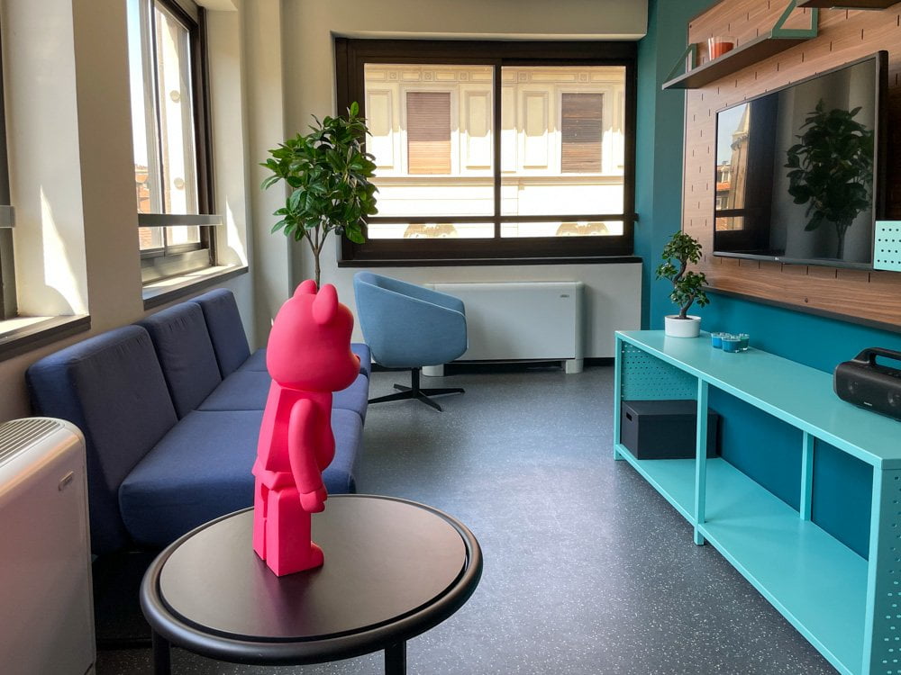 Salotto di una camera multipla dell'hotel-residenza per studenti CX Belfiore a Torino