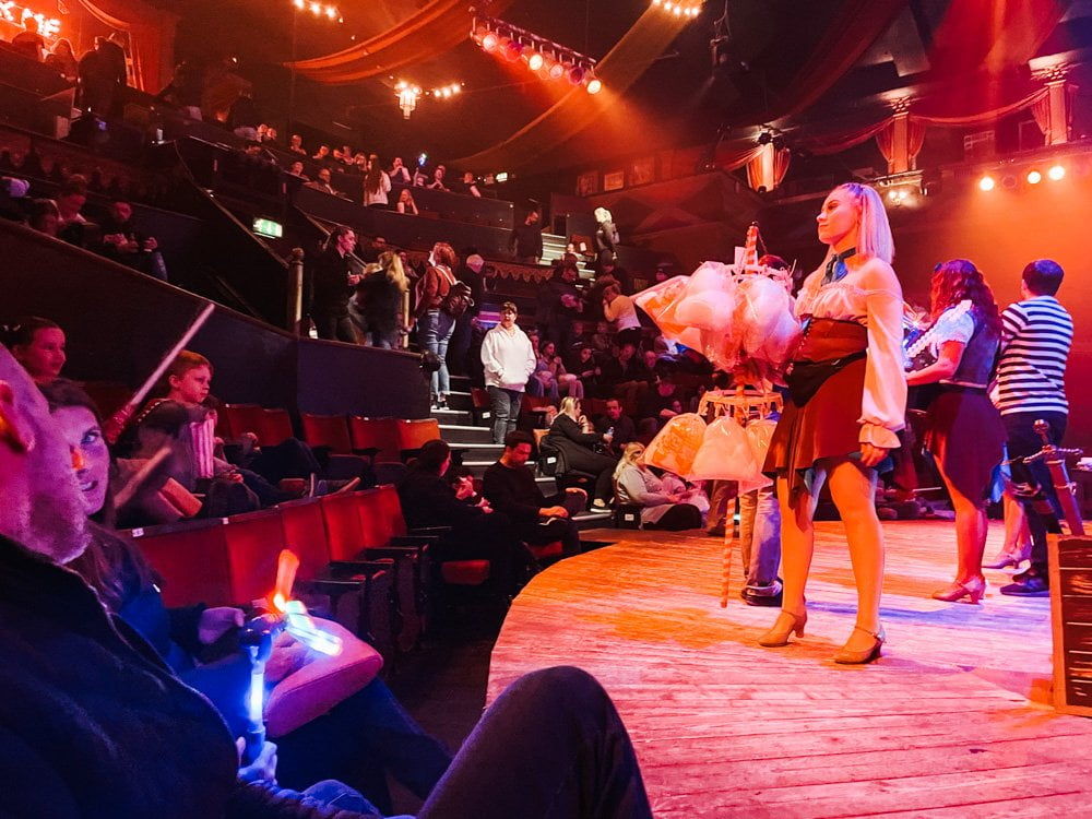 Il palco e le sedie di legno dell'Hippodrome Circus di Great Yarmouth