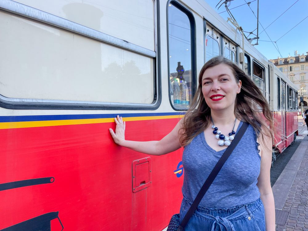 Paola Bertoni davanti al tram-ristorante Gustotram di Torino