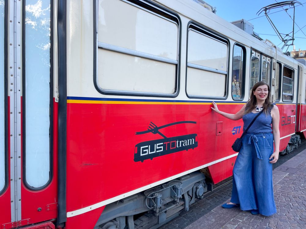 Paola Bertoni davanti al tram-ristorante Gustotram di Torino