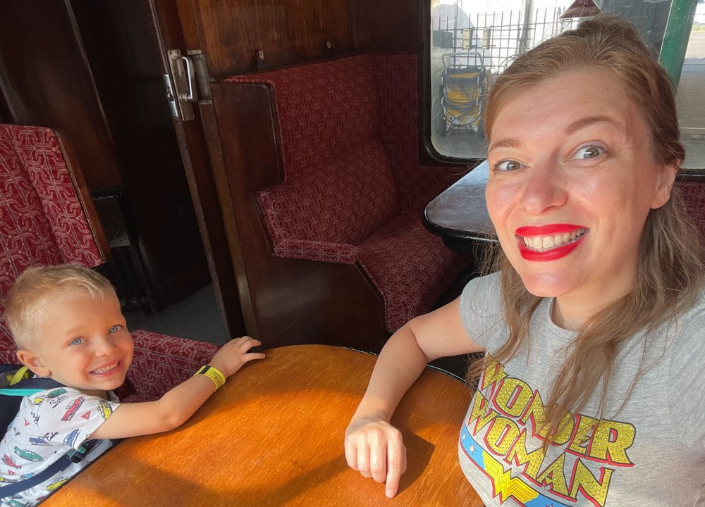 Paola Bertoni e bimbo su un treno storico della Mid-Norfolk Railway in Inghilterra